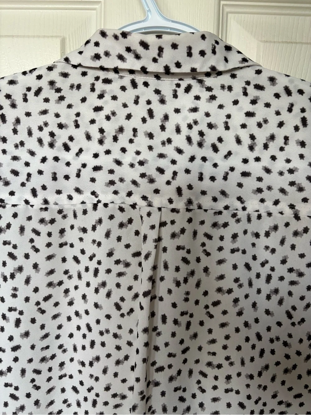 H&M Women's Size 6 White Black Spotted Long Sleeve Button Up High Low Blouse - Picture 3 of 6